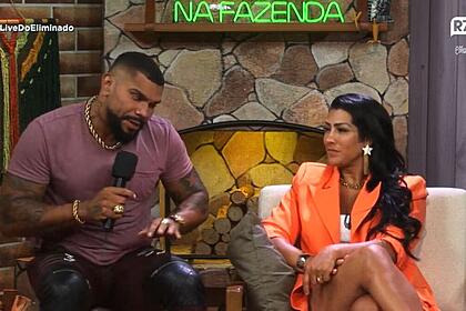 Naldo sentado com o microfone na mão ao lado de Moranguinho | Imagem: Youtube