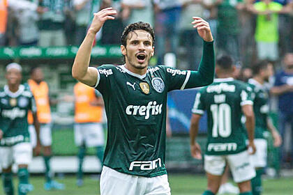 Raphael Veiga, com os braços abertos e levantados, comemorando um gol com a camisa do Palmeiras, na final do Paulistão 2022