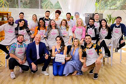 Reunião de todas participantes da 8ª temporada de Bake Off Brasil junto aos jurados e apresentadora durante gravação do programa do SBT