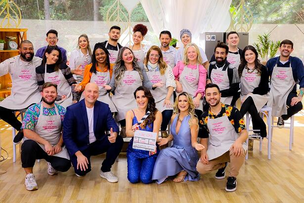 Reunião de todas participantes da 8ª temporada de Bake Off Brasil junto aos jurados e apresentadora durante gravação do programa do SBT