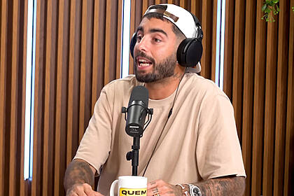 Pedro Scooby, sentado em uma mesa, em trecho da entrevista para o podcast Quem Pode, Pod