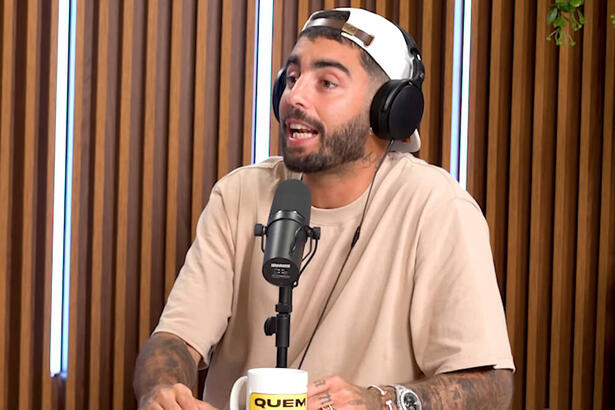 Pedro Scooby, sentado em uma mesa, em trecho da entrevista para o podcast Quem Pode, Pod