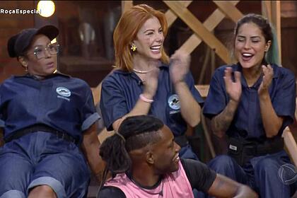 Deborah Albuquerque e Tati Zaqui batem palmas junto com Pelé MilFlows ao vencerem a Prova Especial de A Fazenda 14