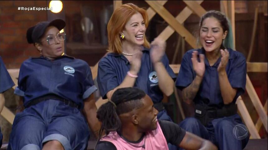 Deborah Albuquerque e Tati Zaqui batem palmas junto com Pelé MilFlows ao vencerem a Prova Especial de A Fazenda 14
