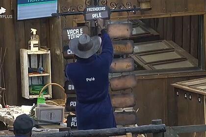 Pelé de costas durante delegação das tarefas em A Fazenda 14.