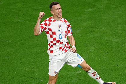Jogador perisic, em campo com a camisa da croácia, em jogo da copa do mundo