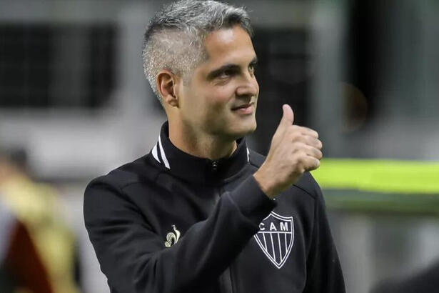 Rodrigo Santana, com um acasalho do Atlético Mineiro, fazendo um joia para a torcida, depois de um jogo