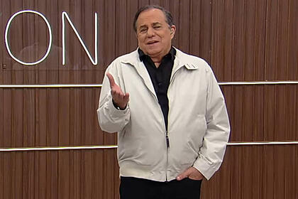 Ronnie von, com um agasalho branco, no estúdio do manhã do ronnie