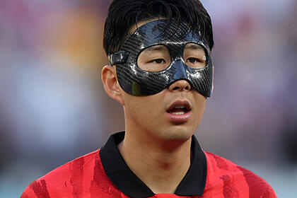 Son Heung-min, com a camisa do Coreia do Sul na Copa, utilizando a máscara preta de proteção