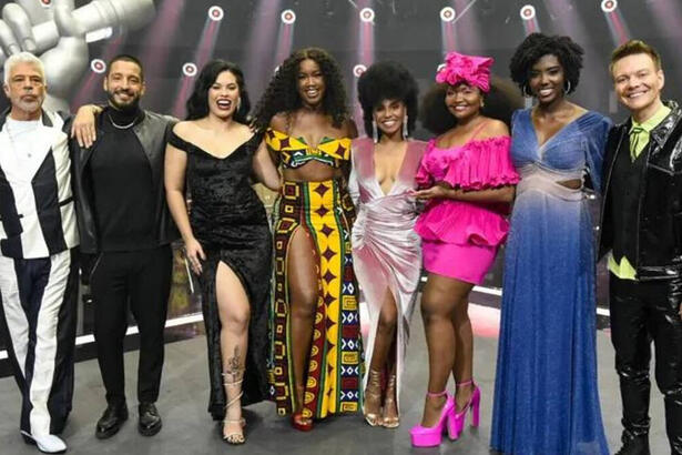 Técnicos e finalistas reunidos lado a lado no palco do The Voice Brasil