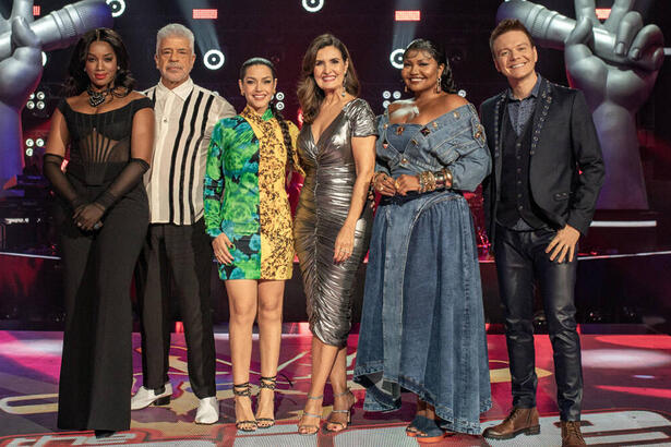 Lulu Santos, Gaby Amarantos, Michel Teló, Iza, Fátima Bernardes e Thaís Fersoza no palco do The Voice Brasil, juntos