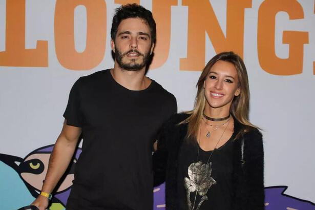 Thiago Rodrigues e Cris Dias, abraçados juntos, nos bastidores de um show