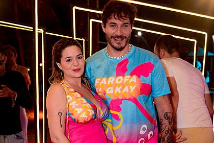 Viih Tube de camisa personalizada rosa ao lado de Eliezer de camisa azul abraçados na Farofa da Gkay