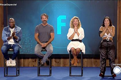 André, Iran, Bárbara e Bia sentadas no banco da Roça Especial A Fazenda