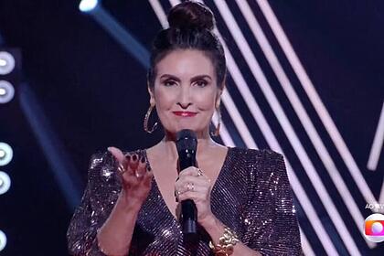 Fátima Bernardes no início da final do The Voice Brasil 11 estendendo o braço para homenagem a Pelé