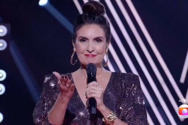 Fátima Bernardes no início da final do The Voice Brasil 11 estendendo o braço para homenagem a Pelé