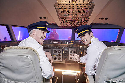Pedro bial e luan santan vestidos como pilotos na cabine de voo de uma aeronave no especial do som brasil