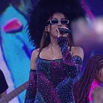 Anitta chega na festa do BBB 23 com óculos escuro
