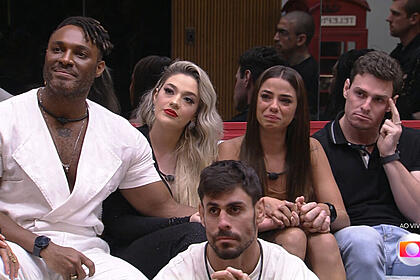 Fred nicácio, marília, cara de sapato, gustavo e key, sentados na sala do bbb 23, em trecho da noite de paredão