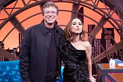 Boninho ao lado de tatá werneck em foto posada no estúdio do lady night