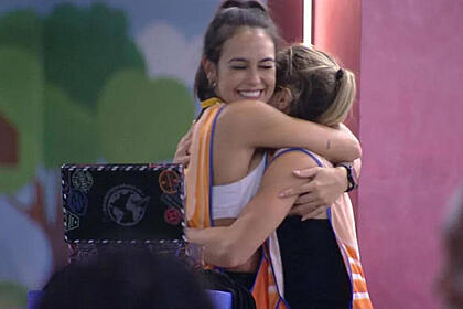 Bruna griphao e larissa se abraçando após a vitória na prova do líder do bbb 23