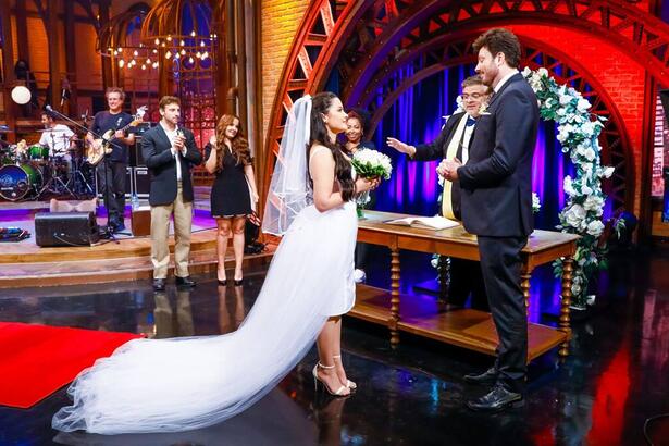 Maraisa vestida com vestido de noite em "casamento" com Danilo Gentili realizado pelo The Noite. Na sua frente está Gentili vestido de terno preto e integrantes da atração.