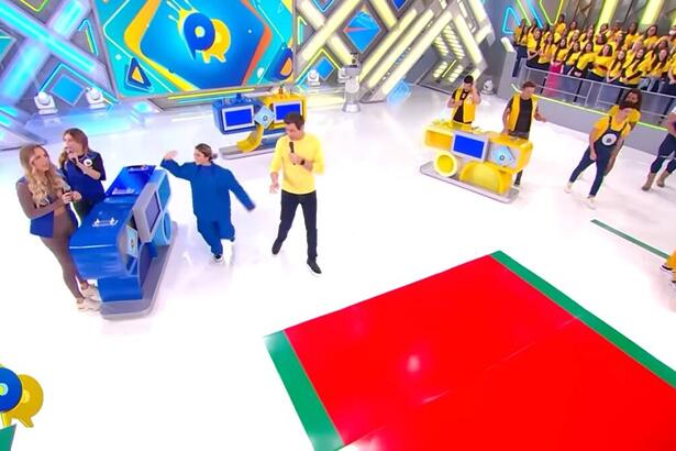 Bruna Manzon, Duda Reis, Nathalia Valente do time azul e David Brazil, Gui Napolitano e JP Gadêlha do time amarelo, participantes do Passa ou Repassa no palco do Domingo Legal com Celso Portiolli de casaco amarelo.