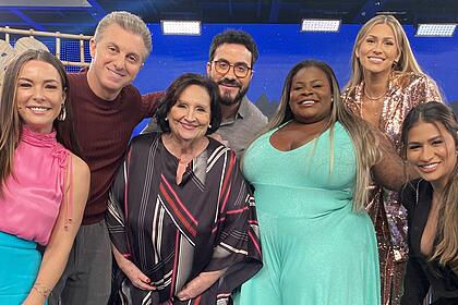 Regiane Alves, Luciano Huck, Déa Lúcia, padre Fábio de Melo, Jojo Todynho, Livia Andrade e Simone Mendes juntos, sorrindo durante gravação do Domingão, da TV Globo