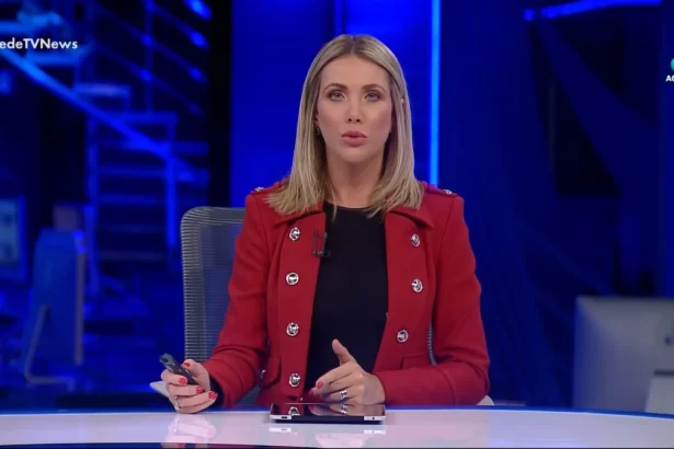 Erica Reis sentada na bancada do RedeTV news, em trecho de uma edição