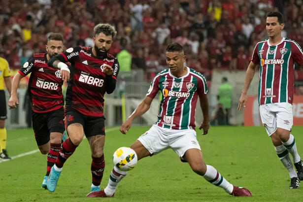 Jogadores de Flamengo e Fluminense em trecho da final do Cariocão 2021