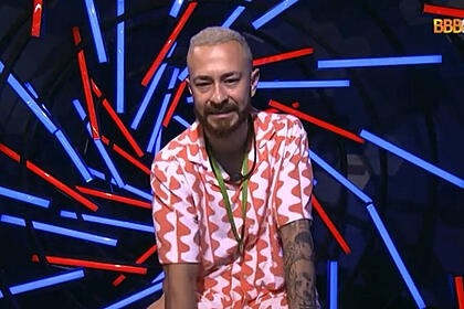 Fred, sentado no confessionário, em trecho do Raio-X no BBB 23