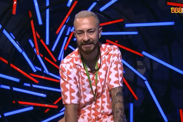 Fred, sentado no confessionário, em trecho do Raio-X no BBB 23