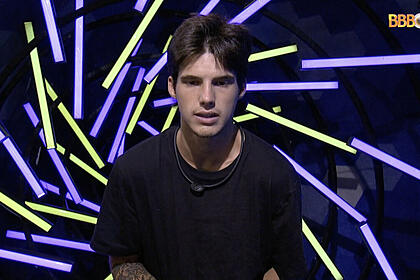 Gabriel Tavares, com uma camiseta preta, no confessionário do BBB 23, em trecho do Raio-X