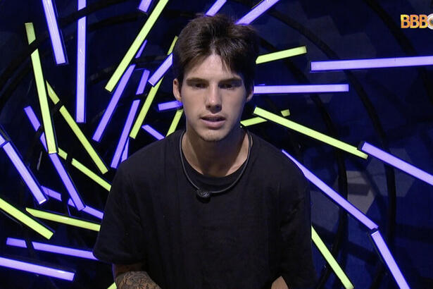 Gabriel Tavares, com uma camiseta preta, no confessionário do BBB 23, em trecho do Raio-X