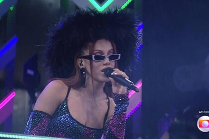 Anitta canta no palco da primeira festa do BBB 23