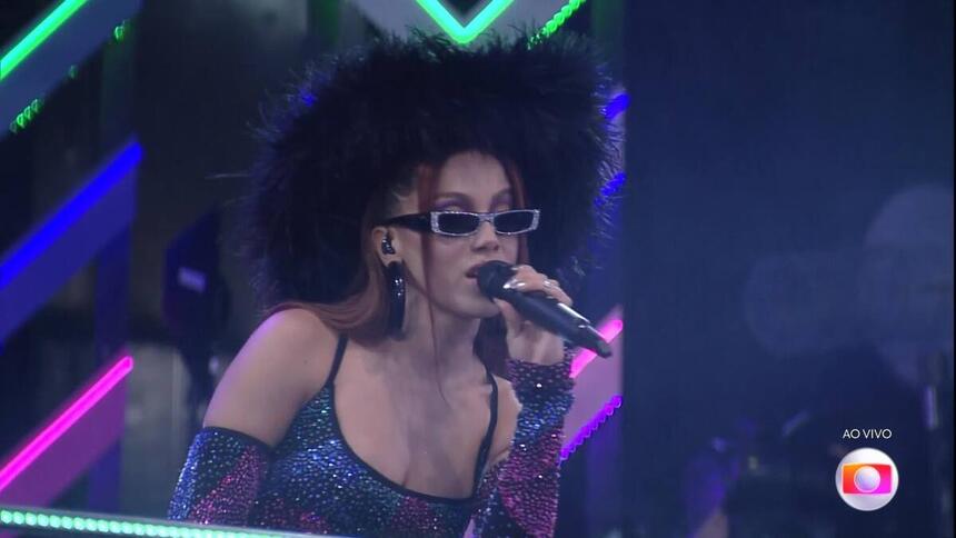 Anitta canta no palco da primeira festa do BBB 23