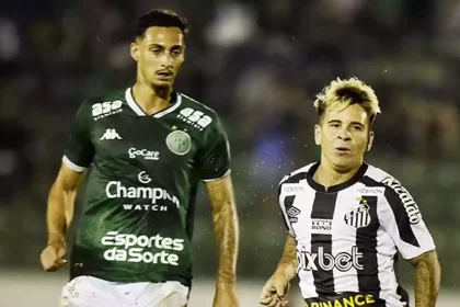 Jogadores de guarani e santos, em campo, em trecho do jogo pelo paulistão
