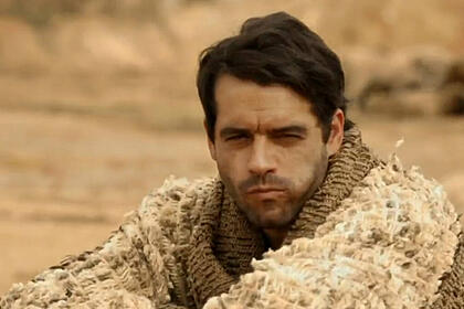 Guilherme winter, vestido com as roupas de hebreus do personagem moises, em trecho da novela os dez mandamentos