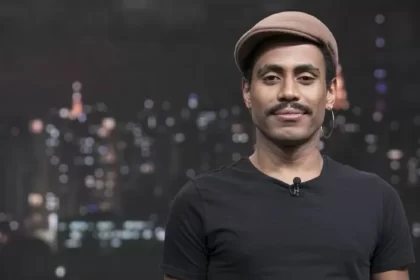 Ator Ícaro Silva durante participação em programa de TV