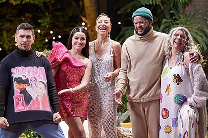 João Vicente de camisa preta e calça jeans, sorrindo, segurando a camisa; Juliette sorrindo, de vestido rosa; Sabrina Santo de vestido decotado branco, sorrindo; Emicida de toca verde com camisa e calça bege, sorrindo; Aristides Fontenelle de look branco com estampa em amarelo e vermelho durante gravação do Saia Justa