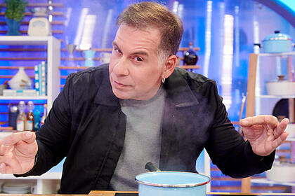Leandro Hassum, em foto posada na cozinha do reality Minha Mãe Cozinha Melhor Que a Sua