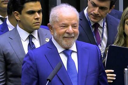 Lula de terno azul sorrindo durante a posse presidencial
