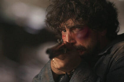 Ator renato goés, como tertulinho, apontando uma arma em trecho da novela mar do sertão