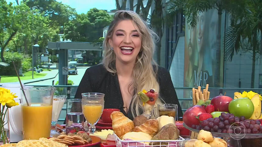 Marília sentada na mesa de café da manhã do Mais Você