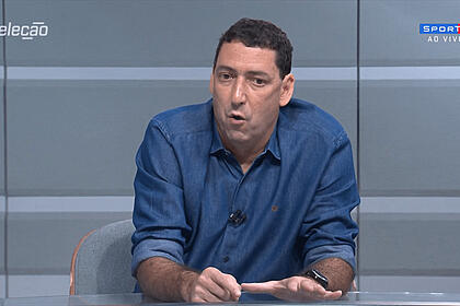 Paulo Vinícius Coelho sentado em uma bancada de um programa do SporTV