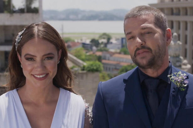 Pat (Paolla Oliveira) e Moa (Marcelo Serrado) em trecho do capítulo final da novela Cara e Coragem