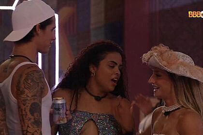 Gabriel de frente para Bruna e Paula no meio dos dois durante festa do BBB 23.