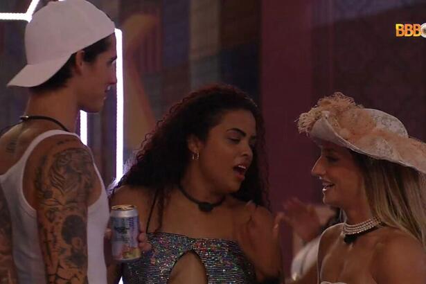 Gabriel de frente para Bruna e Paula no meio dos dois durante festa do BBB 23.