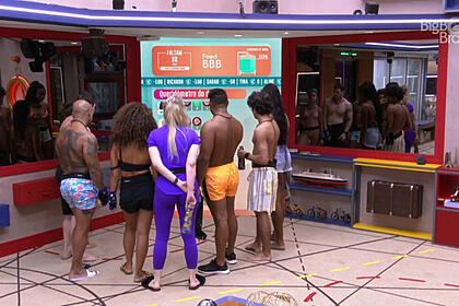 Brothers na sala do BBB 23 acompanhando o Queridômetro no telão