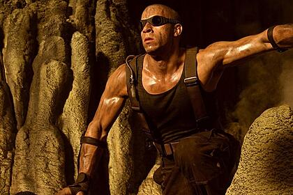 Vin diesel em trecho do filme riddick 3, exibido pelo sbt